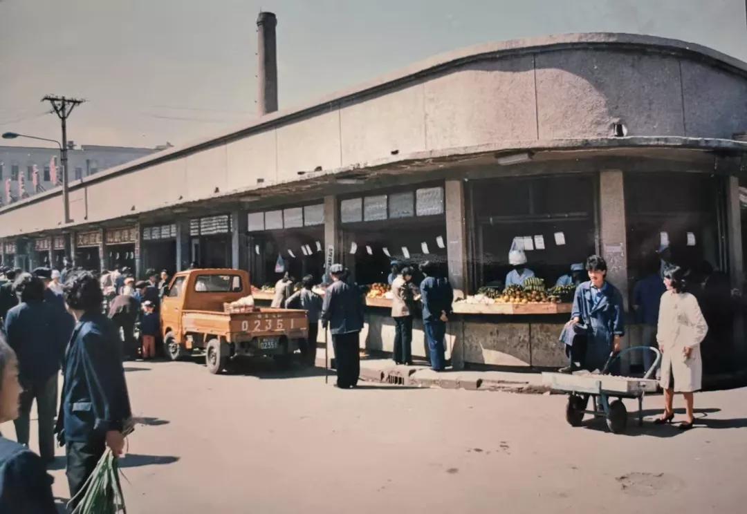 上世纪90年代初的哈尔滨道里区透笼街农贸市场("八杂市").