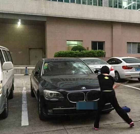 莆田一女主播拿怒砸宝马车,原因竟是.