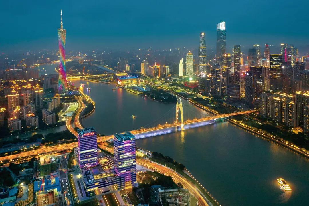 从猎德大桥上空俯瞰,广州新中轴线城市建筑与珠江美景尽收眼底.