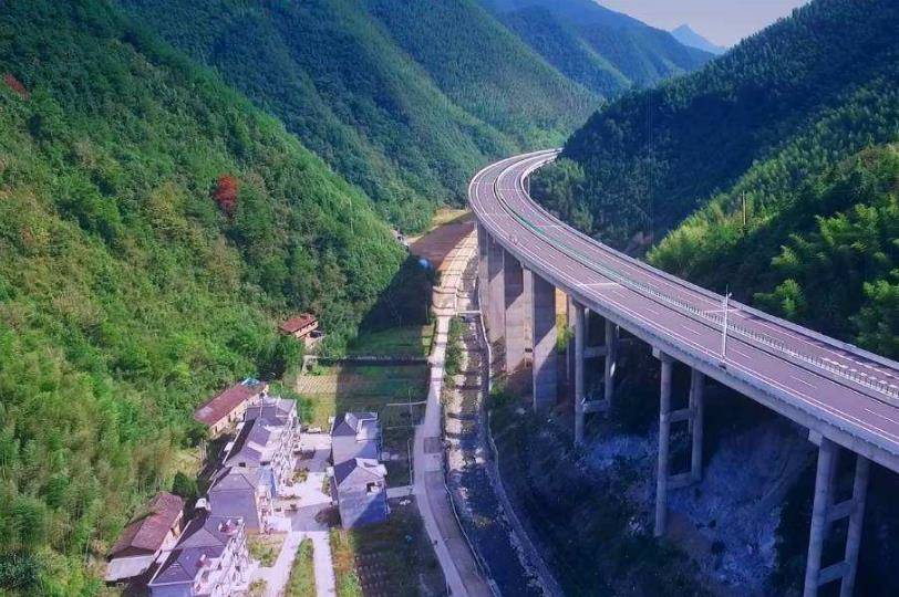 至昆明清水高速公路是云南通往四川省的重要通道,简称三清高速公路