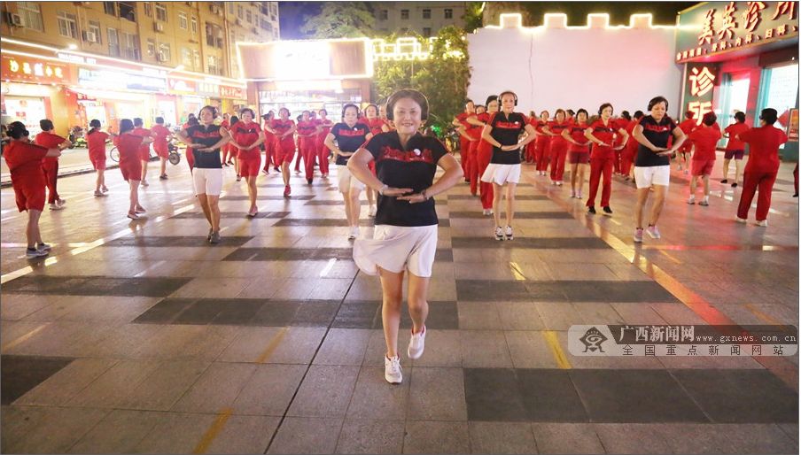 南宁近百名大爷大妈戴耳机跳静音广场舞图