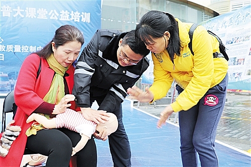                    原创            男孩吃面包身亡：亲戚在给孩子做心肺复苏，小孩妈妈在边上哭