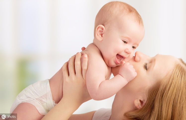                     原创            新生婴儿因爷爷一个吻离世，宝宝几个部位别随意亲，多人做错