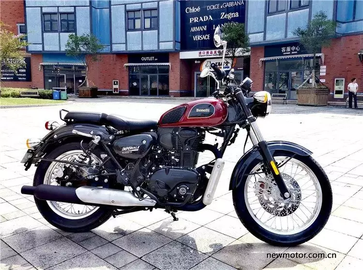 情怀真古车,贝纳利帝国400上市,售价 万元(含测评)。