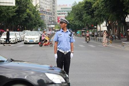 向高温下的坚守致敬_钟贤智