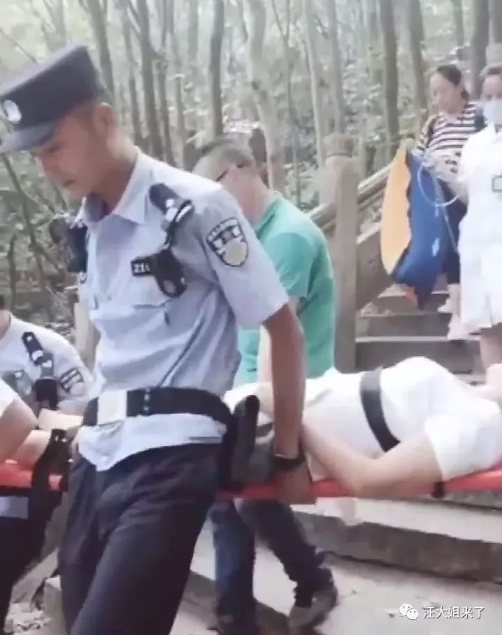 普陀山旅游警察抬担架救人,1088级台阶