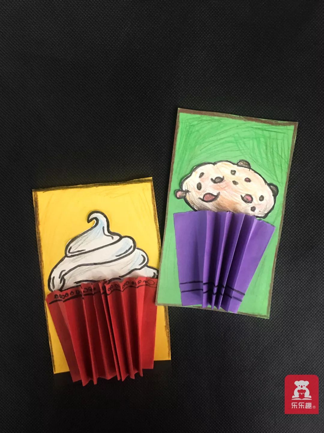 红色,白色折纸,黄色,黑色 卡纸,剪刀,胶棒,黑色勾线笔,彩色铅笔.