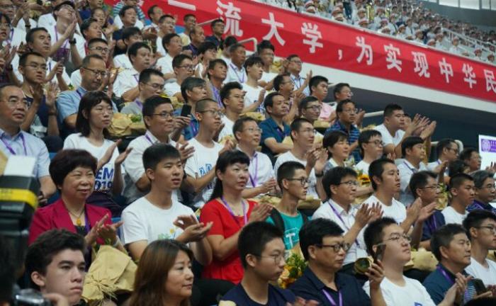 2019级清华大学,新生开学典礼,父母比孩子更抢镜?可怜