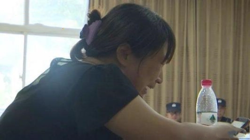                     原创            男孩吃面包身亡：亲戚在给孩子做心肺复苏，小孩妈妈在边上哭