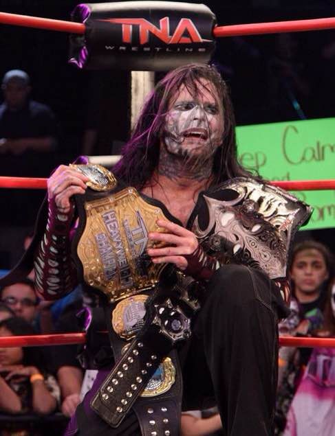 上个月,杰夫·哈迪(jeff hardy)因在南卡罗莱纳被控在公共楼梯间醉酒