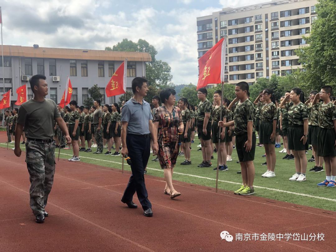 金中岱山体验军旅历练人生金陵中学岱山分校2019级初一新生参加军事