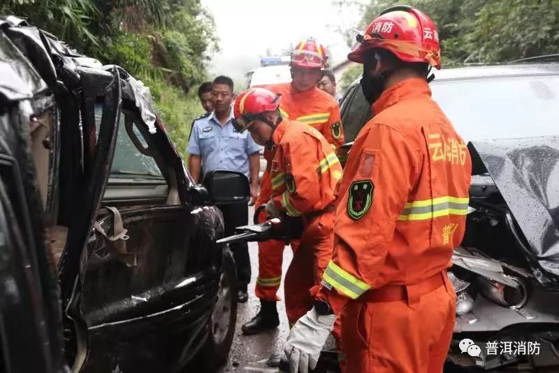 普洱思澜公路发生车祸宝马与jeep相撞现场一片狼藉