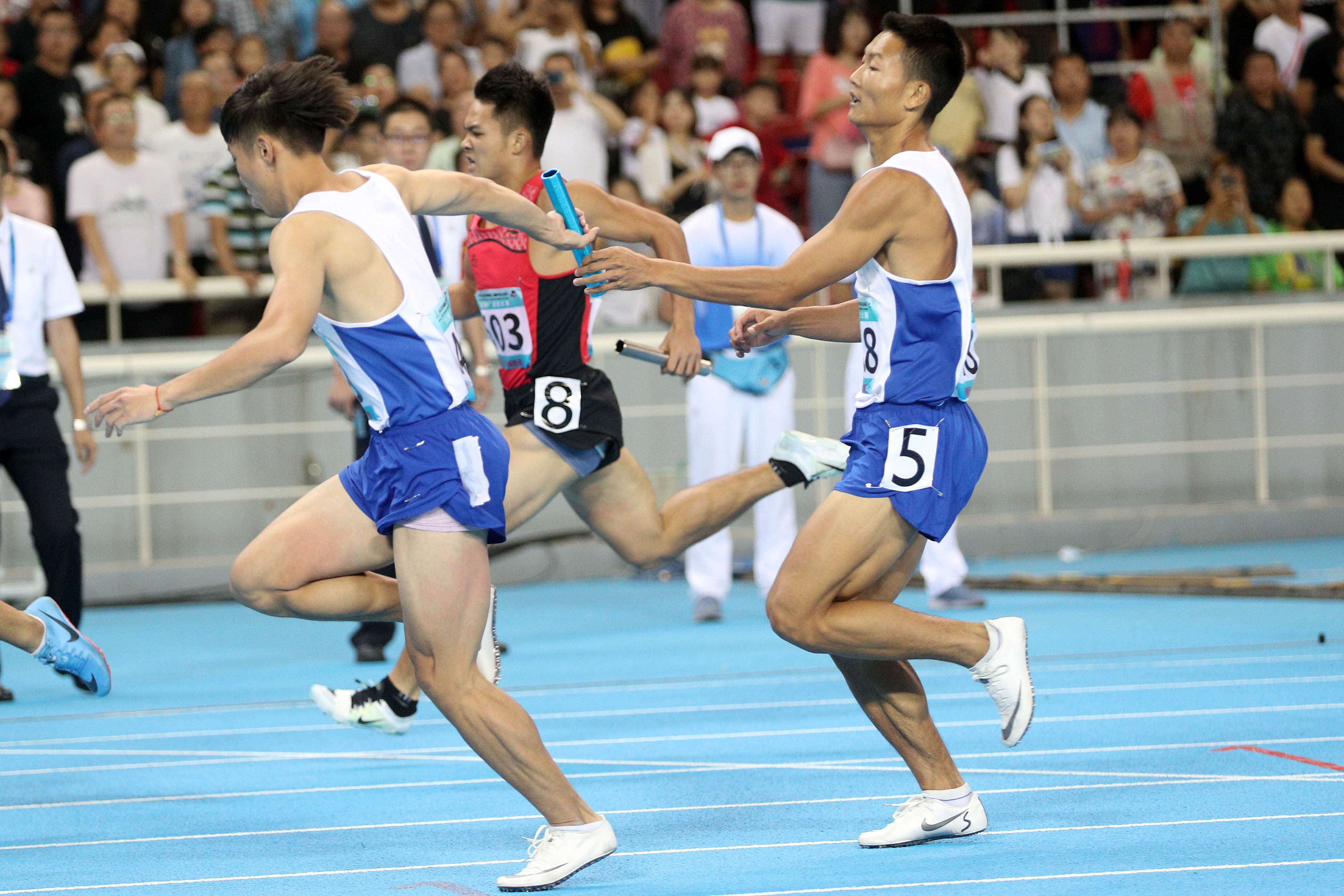 8月17日,黄石市体育运动学校第二棒选手刘柯(右)与第三棒选手卢亮在