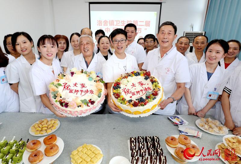 浙江省德清县洛舍镇卫生院,老医师和年轻医师一起吹蜡烛,切蛋糕等