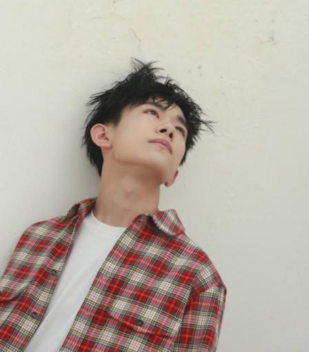 易烊千玺的手有几厘米 a0c4d1a88ccd48918d7a9b1f658bb520.jpeg