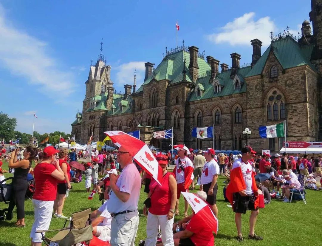 全国放假一天,加拿大人自发穿上代表加拿大国旗颜色的红色服饰庆祝