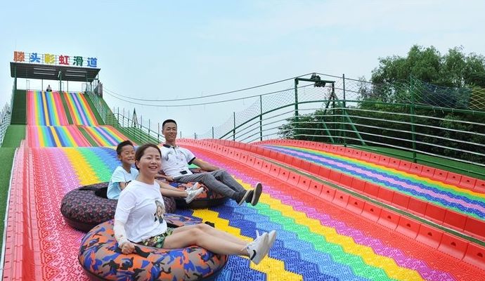 最近,奉化滕头又添一景,115米超长彩虹滑道正式营业.