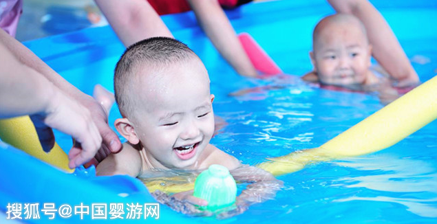                     原创            秋季坚持婴儿游泳的五大好处，家长表示很赞同！