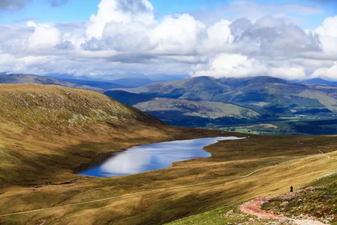 其中英国最高峰 本·内维斯山(ben nevis)海拔1347米,是最矮的一座