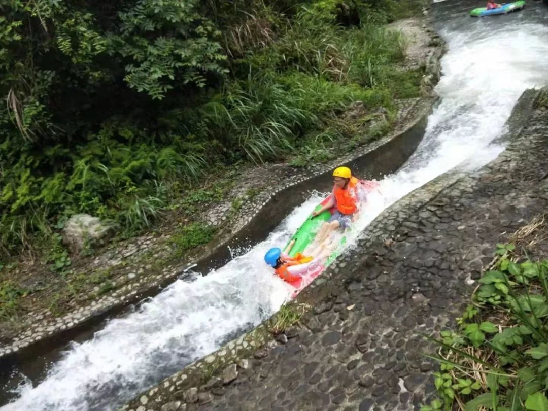 2公里长的大峡谷,常年烟雨弥漫,蜿蜒崎岖的峡谷恰似一条腾飞的巨龙.