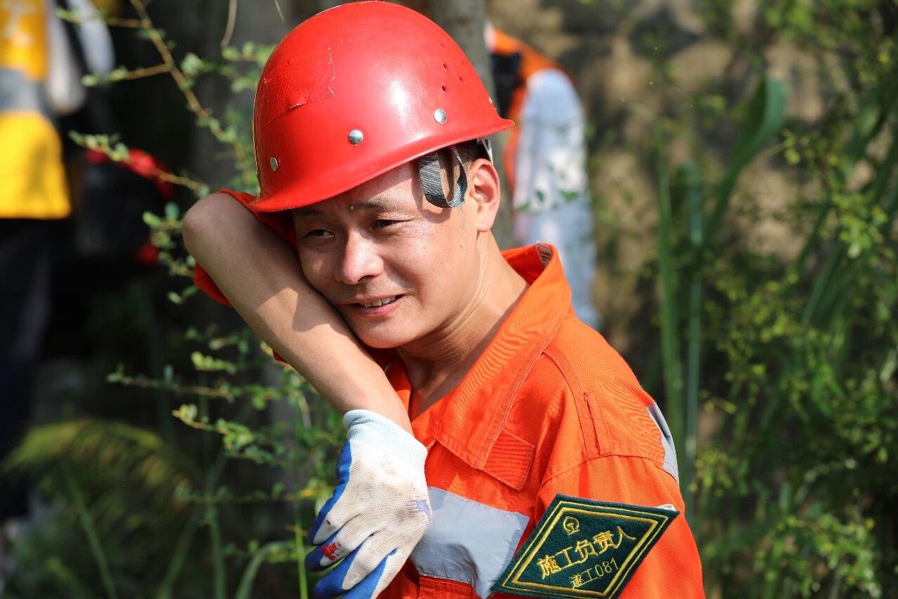 致敬最美劳动者 他们是烈日下的高“炎值”