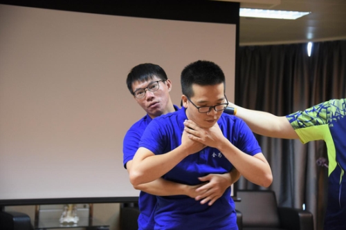                     原创            男孩吃面包身亡：亲戚在给孩子做心肺复苏，小孩妈妈在边上哭