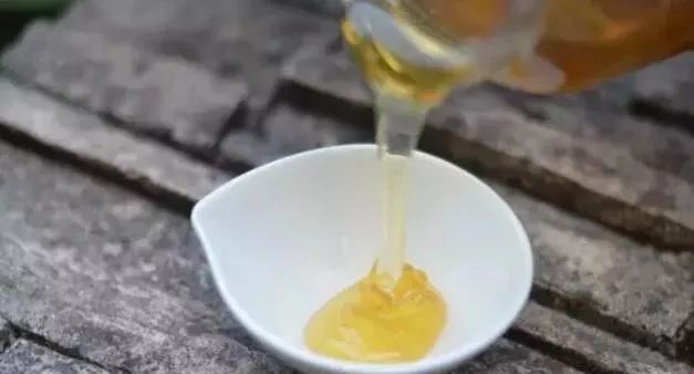                     喝蜂蜜和不喝的人，居然有这么大的差别！看完后，90%的妈妈喜欢上了蜂蜜