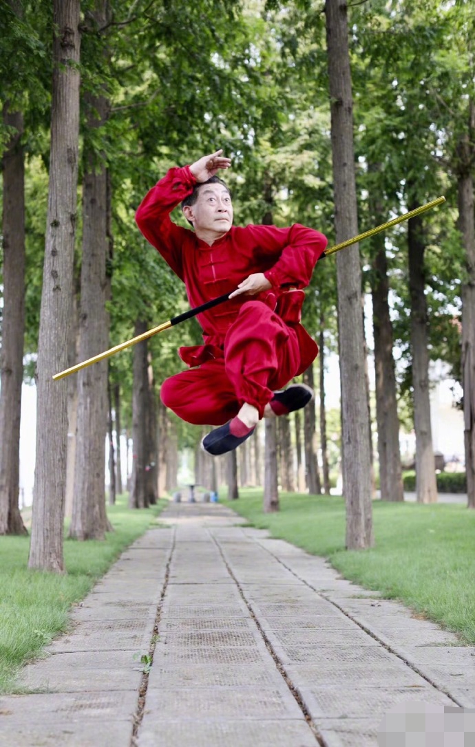 原创60岁六小龄童老当益壮,飞脚腾空飞近1米高,美猴王风采不减当年