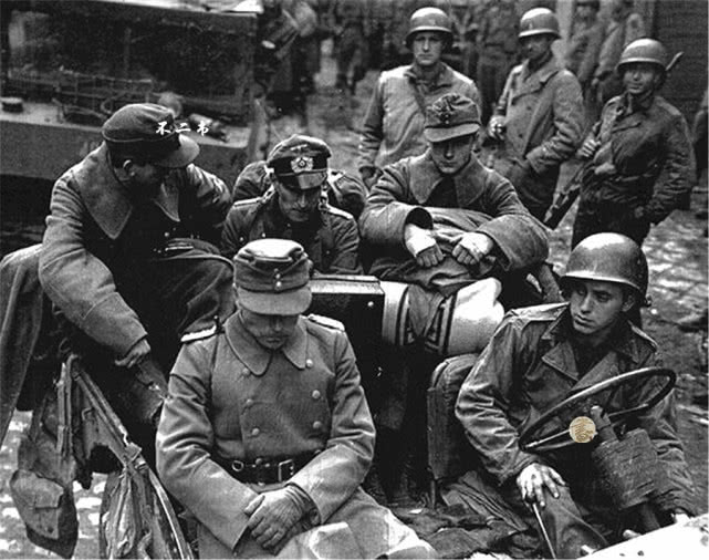 二战老照片:直击镜头前战败投降的德军,高举双手再无疯狂模样