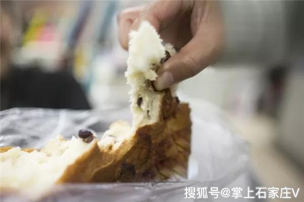                     悲剧！店员好心给6岁男孩吃面包，孩子吞下一分钟不到就出事了，最后不幸身亡