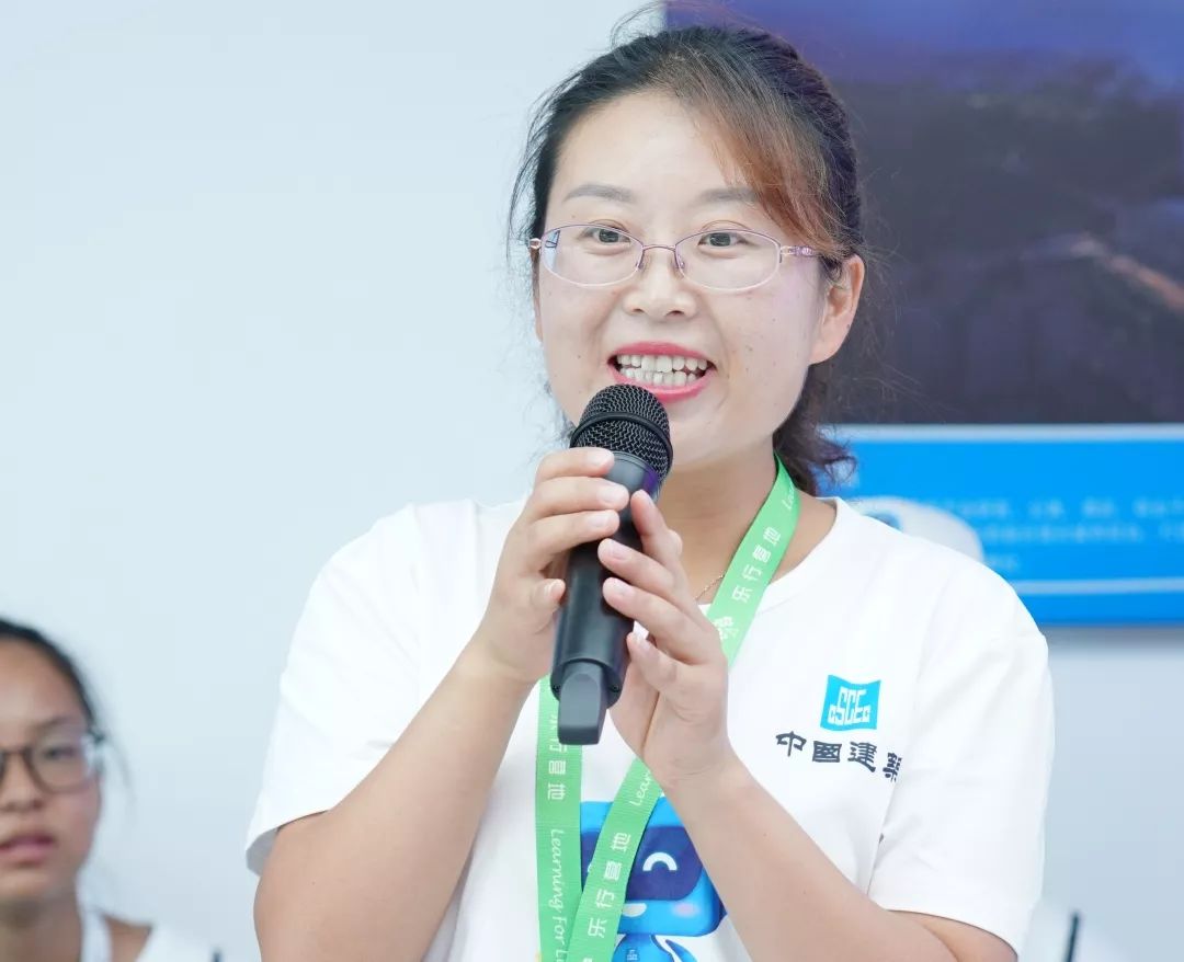 卓尼县第一中学教师王庆玲介绍学校及学生情况