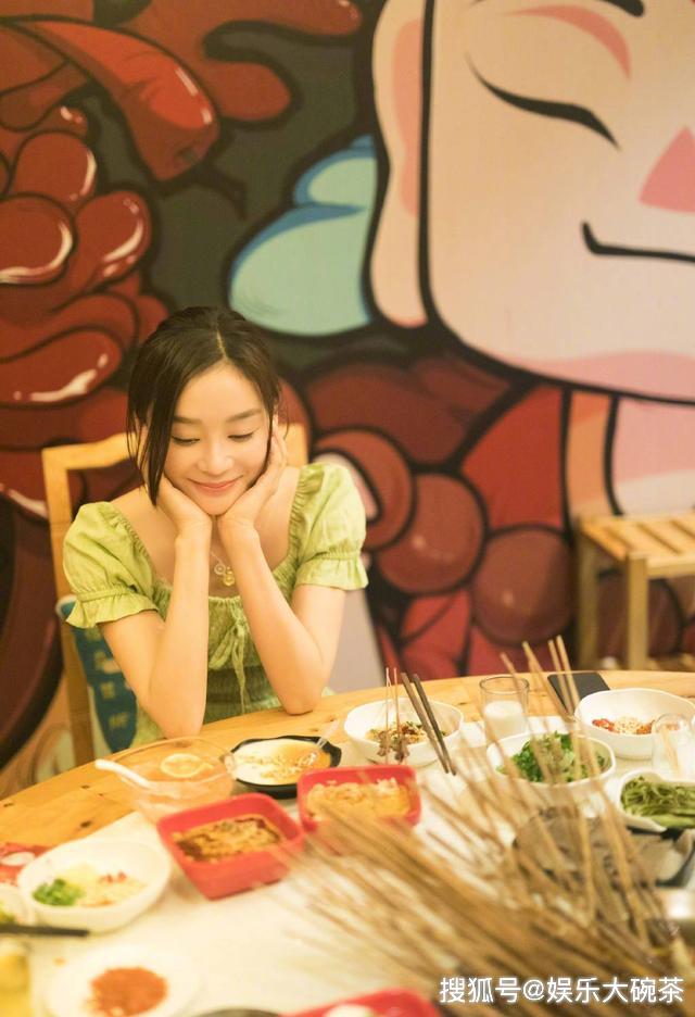 女生怎么吃饭才优雅 f22cd9f2b33f45129420aec37520f91f.jpeg
