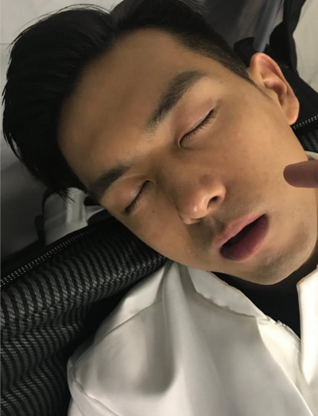 可以看得出李现睡觉的时候嘴巴微张,简直令人有一种叫亲他的冲动