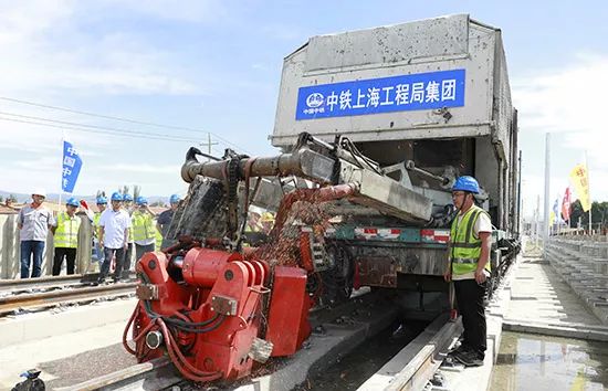 人民网】中国中铁总承包建设的呼市地铁1号线全线“轨通”_手机搜狐网