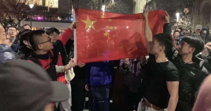 燃炸！中国留学生包围港独游行齐唱国歌！这才是中国青年的样子