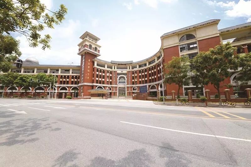 广东华侨中学将以开设"港澳子弟班"为契机,依托穗港澳三地姊妹学校间