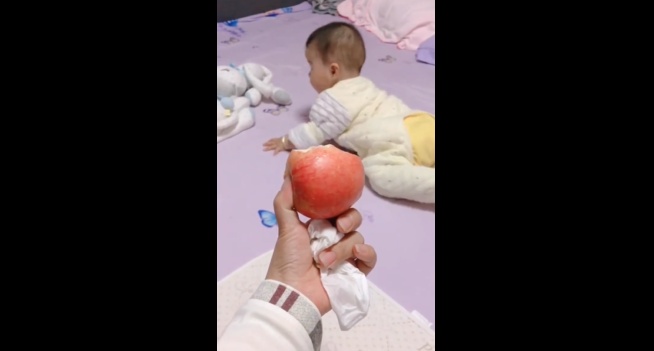                     原创            妈妈拿苹果诱惑熊孩子，接下来发生的一幕，结局让人意想不到！