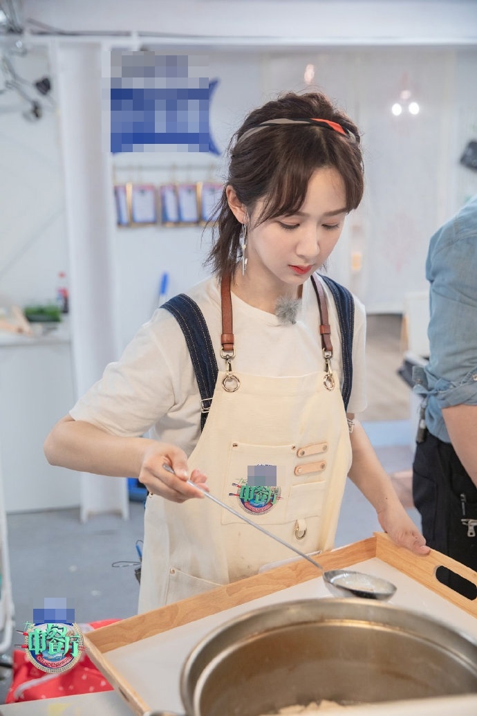 杨紫参加中餐厅背带牛仔裤加白体恤更美丽清纯