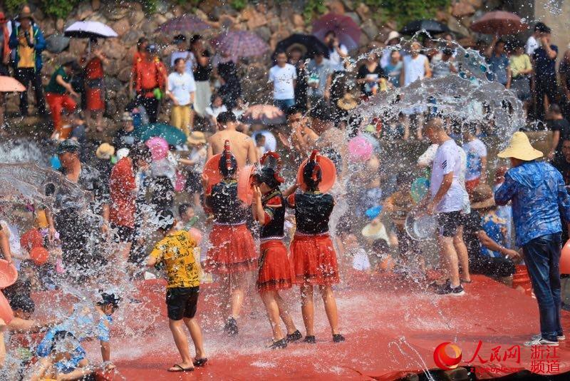 浙江龍泉竹垟畬族鄉舉行「夏日潑水狂歡節」 旅遊 第2張