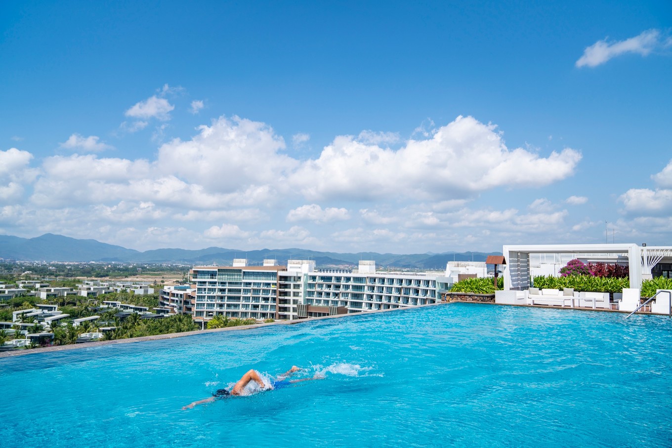 三亚酒店打卡,楼顶上的无边泳池,坐拥海棠湾无