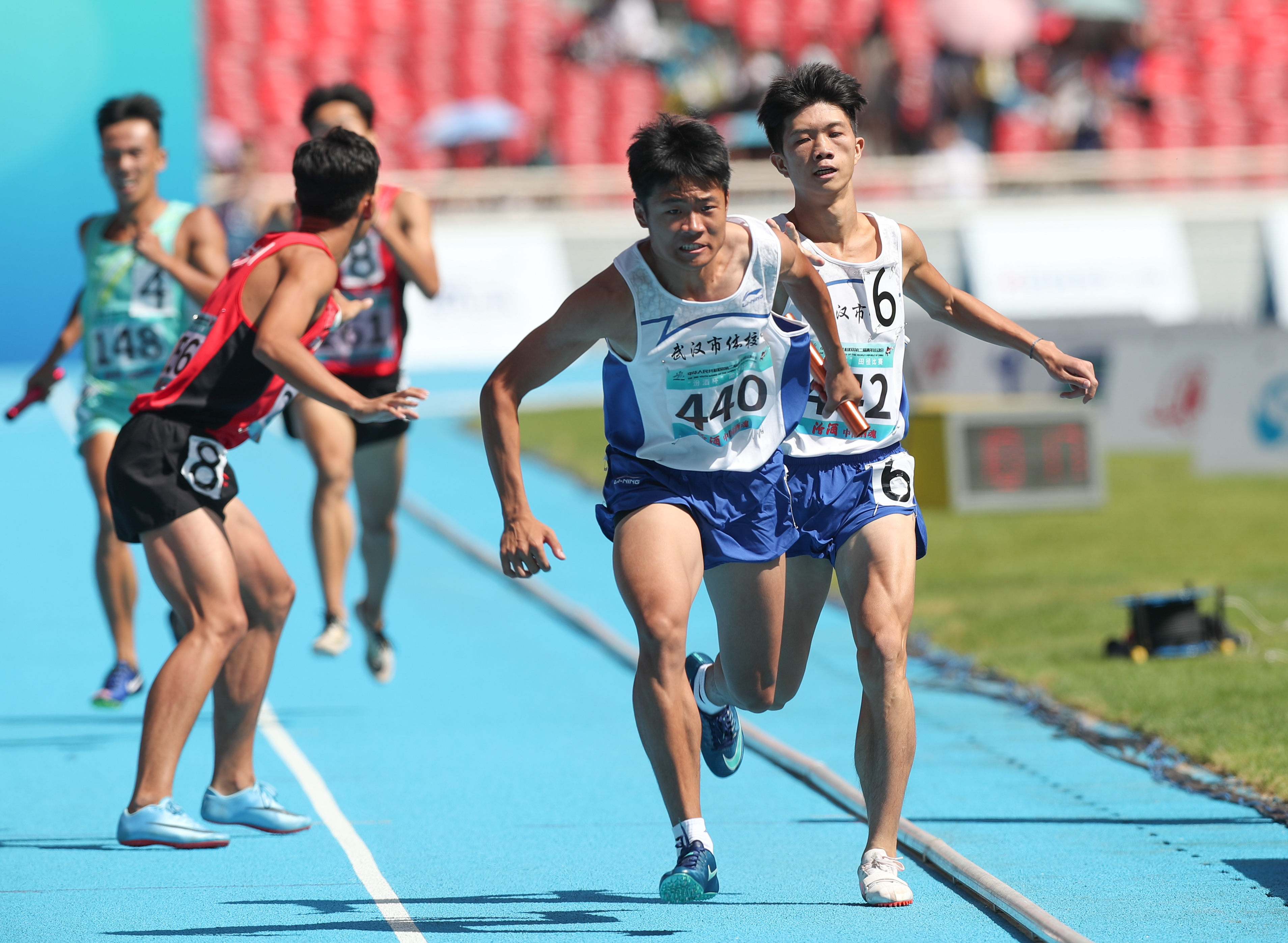 8月18日,武汉市体育运动学校选手陶仲麒(前)在比赛中