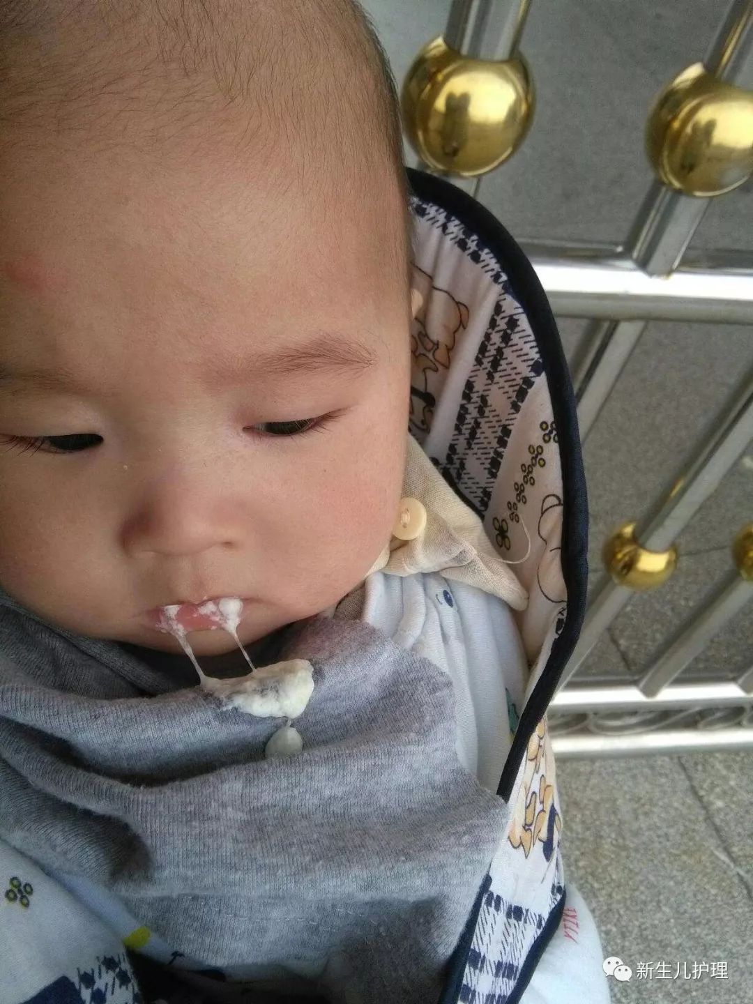                     宝宝吐奶别紧张，正常吗？只有这一种情况要就医！