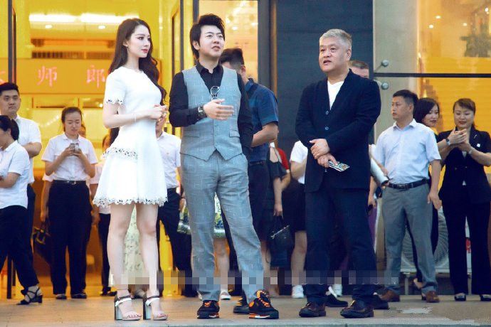 吉娜郎朗现身母婴店被拍,网友目光却在她的鞋上,怎么穿上去的?