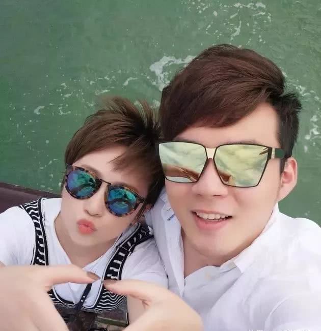 马丽携丈夫走机场,两件叠穿玩转下衣失踪,90后丈夫黑白配也很潮
