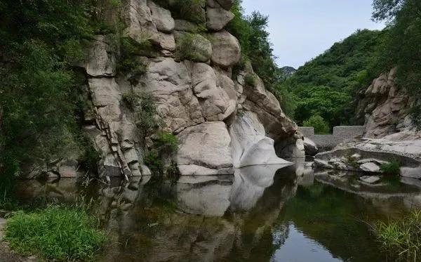 碓臼峪自然风景区,位于十三陵镇境内.