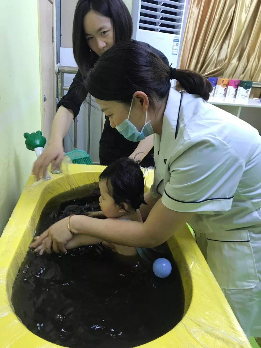                     宝宝洗澡老哭闹？那是你没有学会这几招！