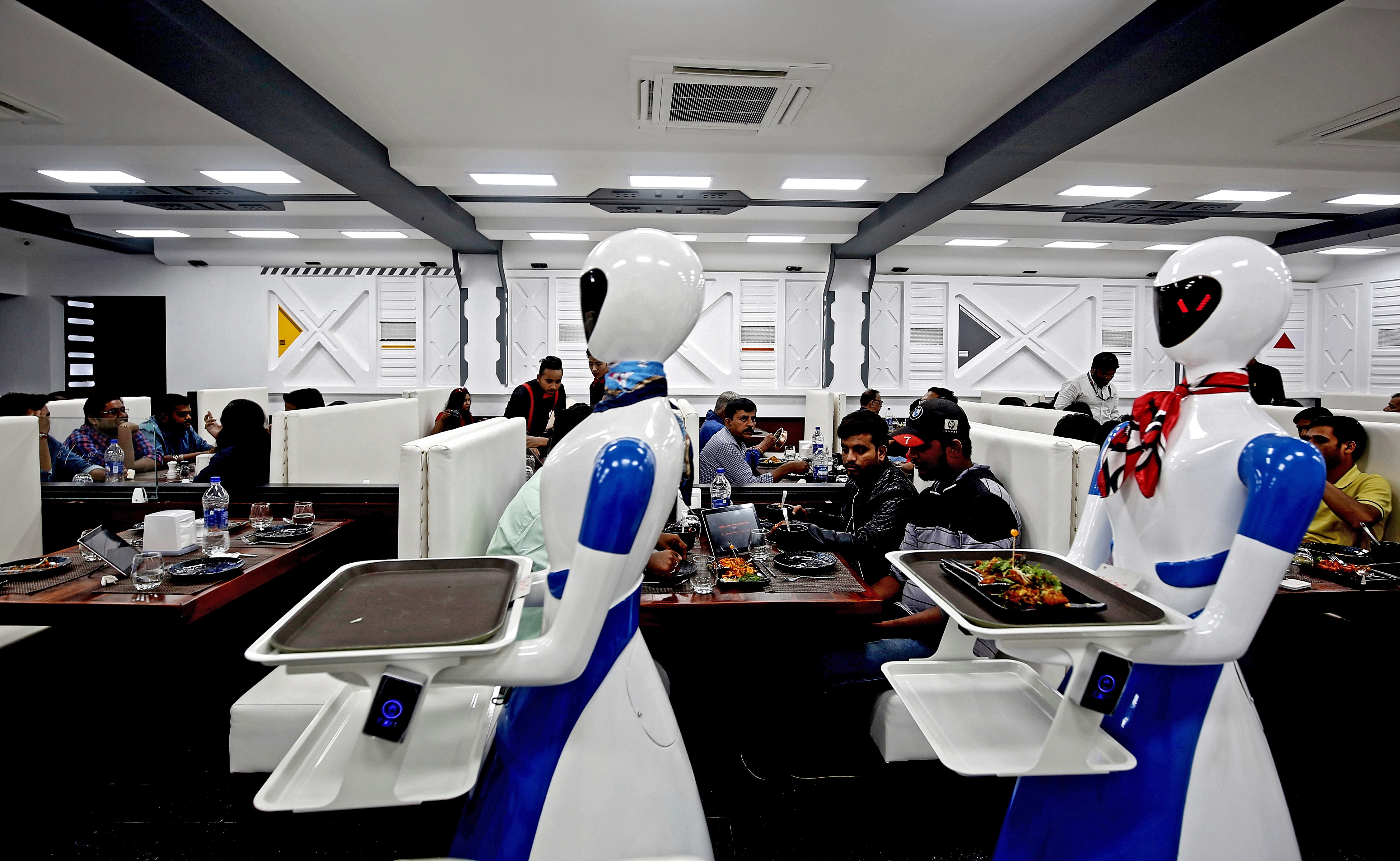 泰国首家机器人餐厅 近距离体验智能化服务顾客暴增_凤凰网