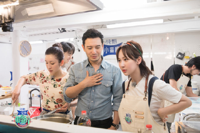 黄晓明力挺官媒被吐槽,四字回应争议大,被指责有综艺洗白嫌疑