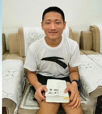 清华大一新生开学报到，这位学霸年龄最小，还是化学“天才”