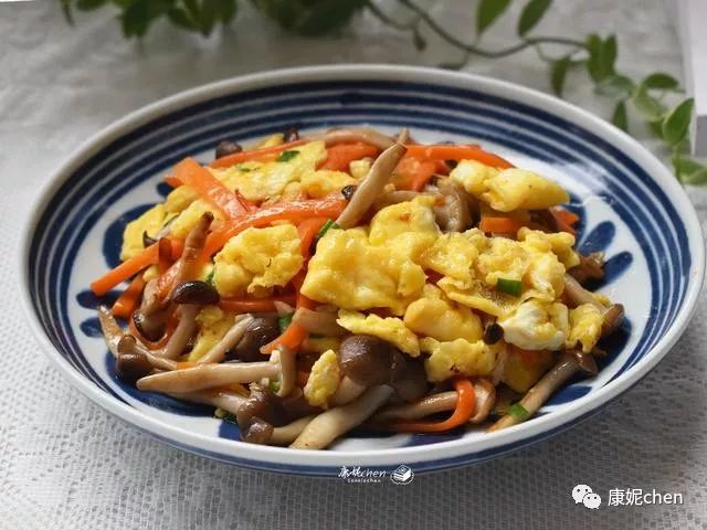 胡萝卜蟹味菇炒鸡蛋